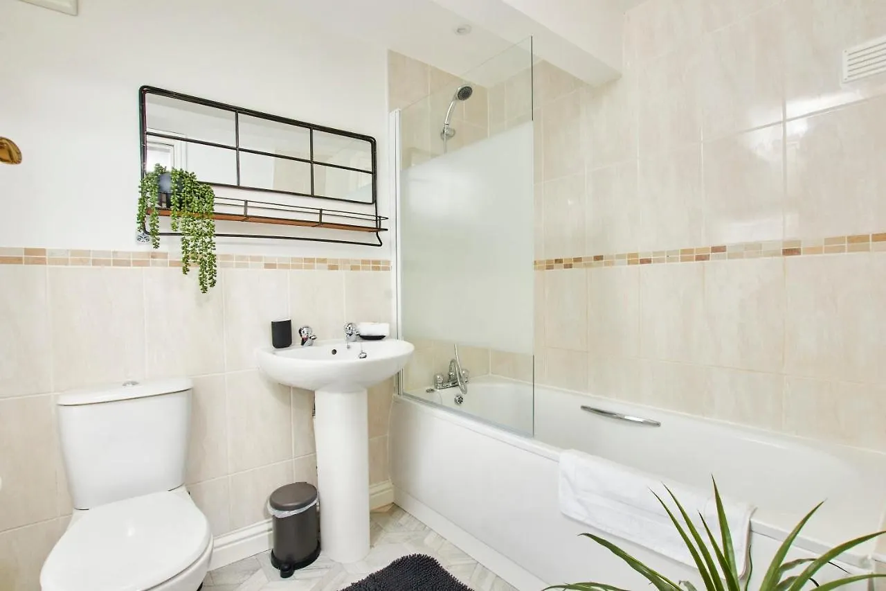 Delven House, Apartment 5 - Self Check-In, Self-Catering Serviced Apartment For East Midlands Airport Castle Donington