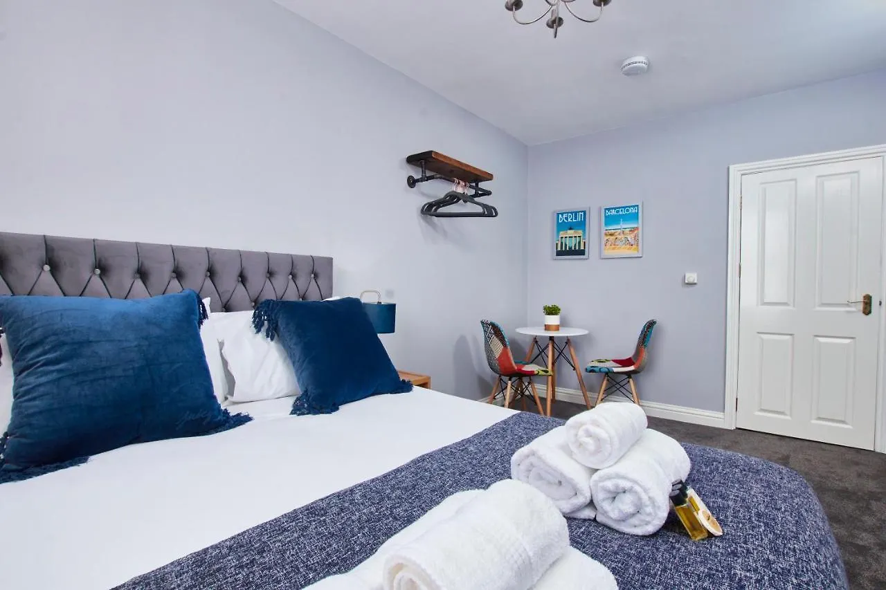 Delven House, Apartment 5 - Self Check-In, Self-Catering Serviced Apartment For East Midlands Airport Castle Donington United Kingdom