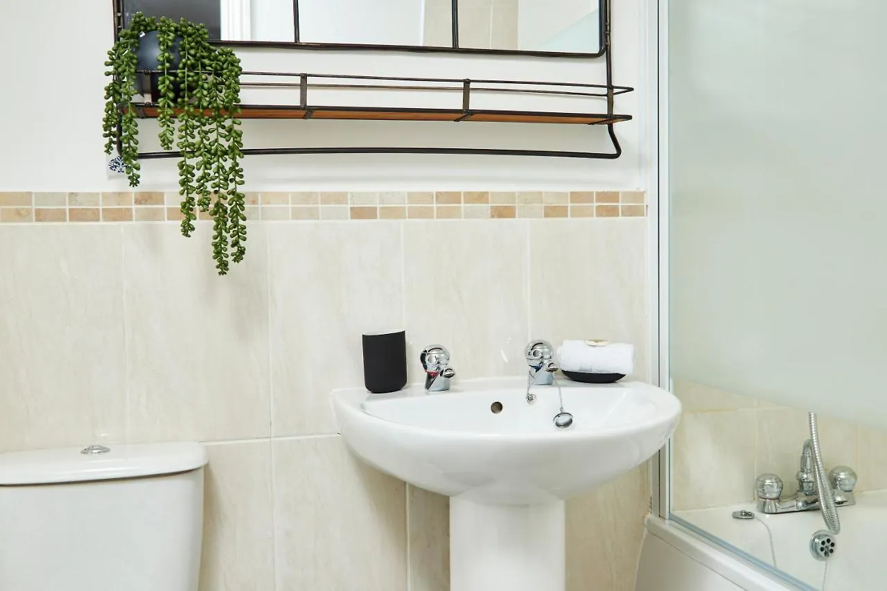 Delven House, Apartment 5 - Self Check-In, Self-Catering Serviced Apartment For East Midlands Airport Castle Donington